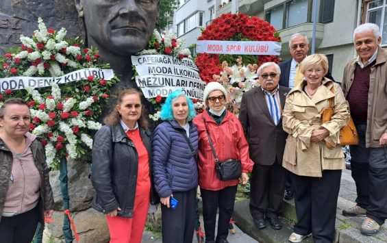 19 Mayıs Atatürk’ü anma Gençlik ve Spor Bayramında Moda Atatürk Büstüne Çelenk Koyduk
